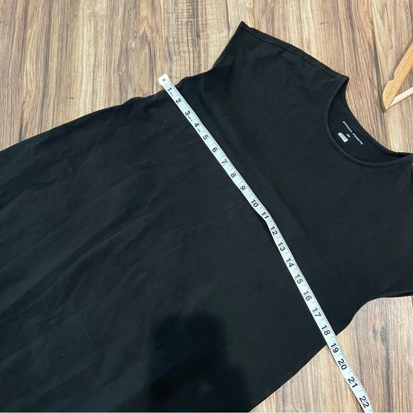 Universal Standard Iconic Geneva V-Neck Dress - Picture 10 of 13